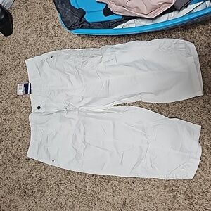 Nwt white capri pants.